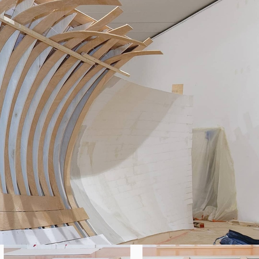 Lartdemuser's tweet photo. #Tourdesapprentissages Au @macLyon où Tiphaine fait son apprentissage, on voit les choses en grand. Pour la #réouverture du musée, on n'hésite pas à construire une nouvelle œuvre de #BenjaminTesta. Un travail monumental à découvrir dans "Comme un parfum d'aventure" dès le 07/10 ! https://t.co/NoHEyiO8Gy