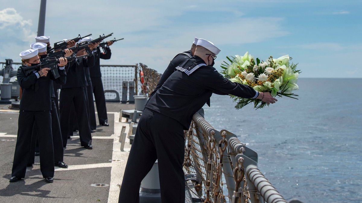 #USSPaulHamilton pauses during @US7thFleet deployment to honor those who fought in #WWII's Battle of Leyte Gulf: go.usa.gov/xGv6u @SurfaceWarriors @USNHistory #USNavy