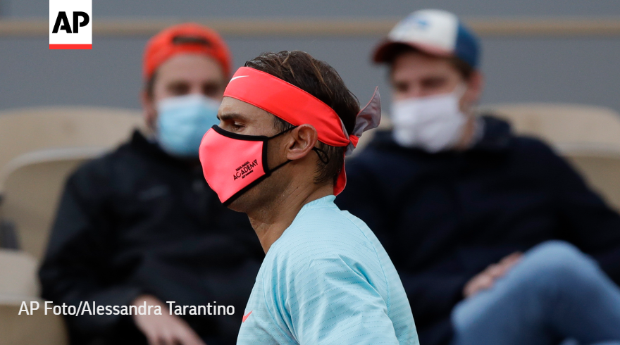 AP_Deportes's tweet photo. FOTO: Rafael Nadal usa su mascarilla en #RolandGarros https://t.co/FmMQv1KVTE