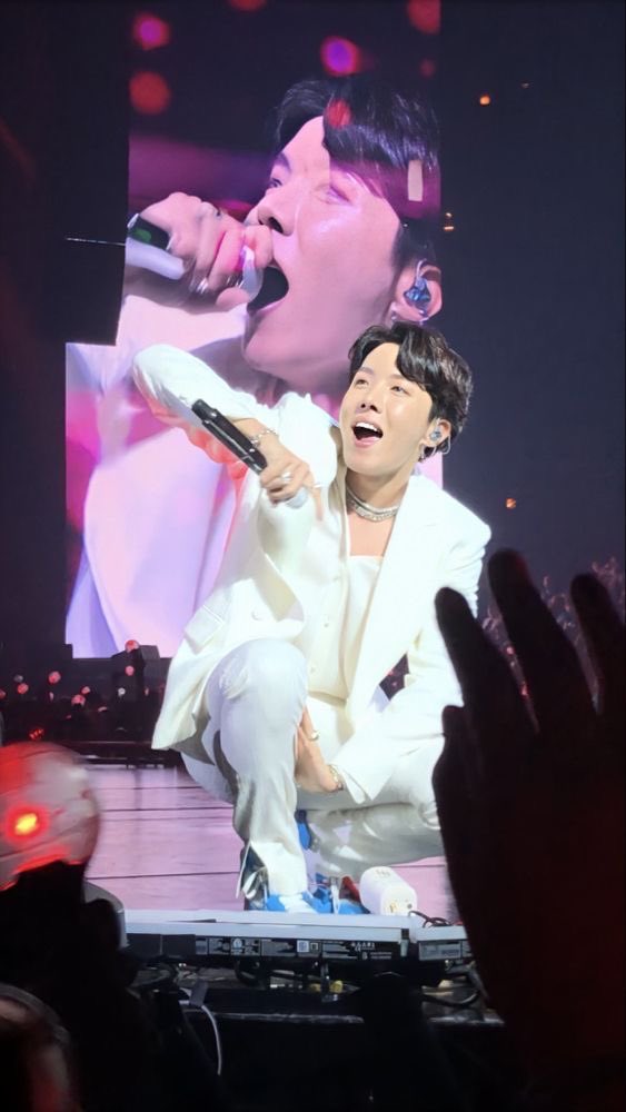 jhopecentric's tweet photo. fan taken pictures of Hoseok just hits lil differently,, he looks absolutely ethereal. 🥺 https://t.co/FFixhAivPv