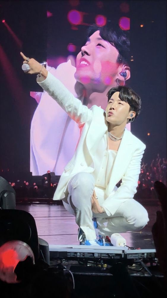 jhopecentric's tweet photo. fan taken pictures of Hoseok just hits lil differently,, he looks absolutely ethereal. 🥺 https://t.co/FFixhAivPv