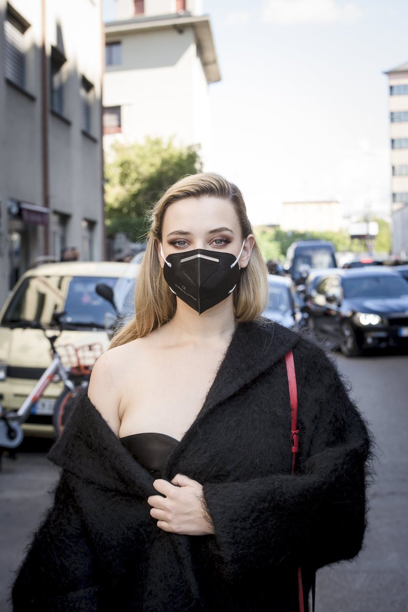 KLBRMidias's tweet photo. 📸 Katherine Langford chegando ao local do desfile da Valentino durante a #MFW ontem (27) em Milão, Itália. https://t.co/inhUkZgP1r