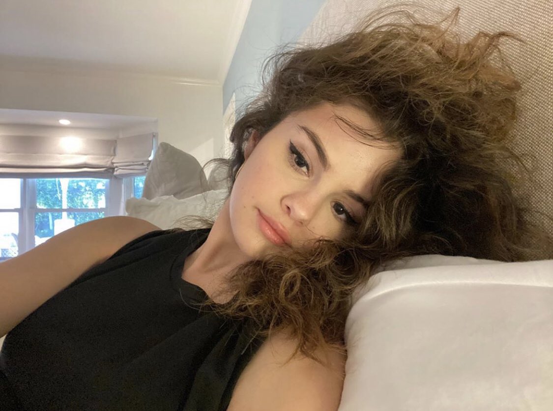 shelleysversion's tweet photo. selena gomez's natural hair is so pretty https://t.co/xvJzkaIfnf