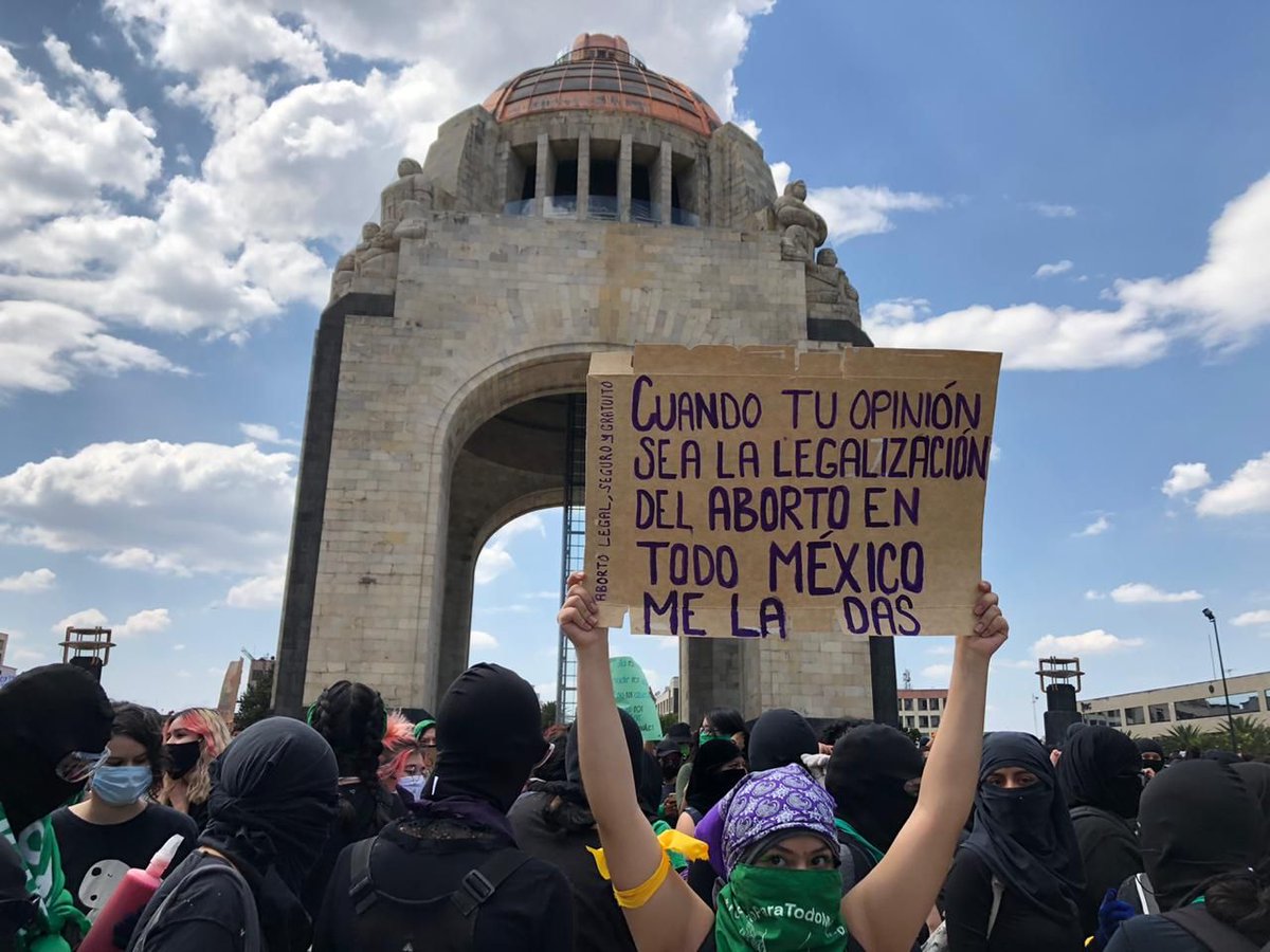 Contingentes de mujeres marchan desde el Monumento a la Revolución e intentarán llegar al Zócalo en el marco del  #28S.:  @iartetam.