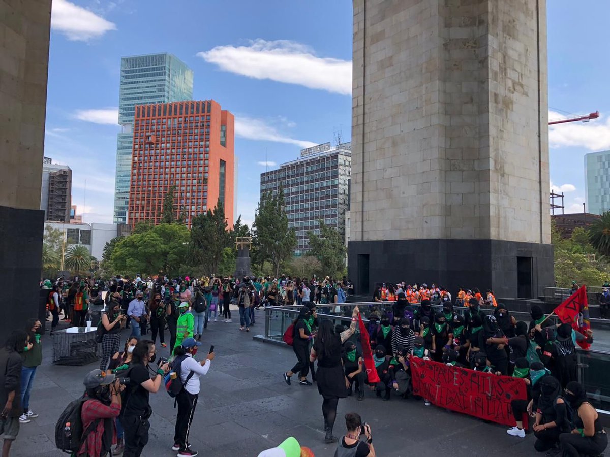 Contingentes de mujeres marchan desde el Monumento a la Revolución e intentarán llegar al Zócalo en el marco del  #28S.:  @iartetam.