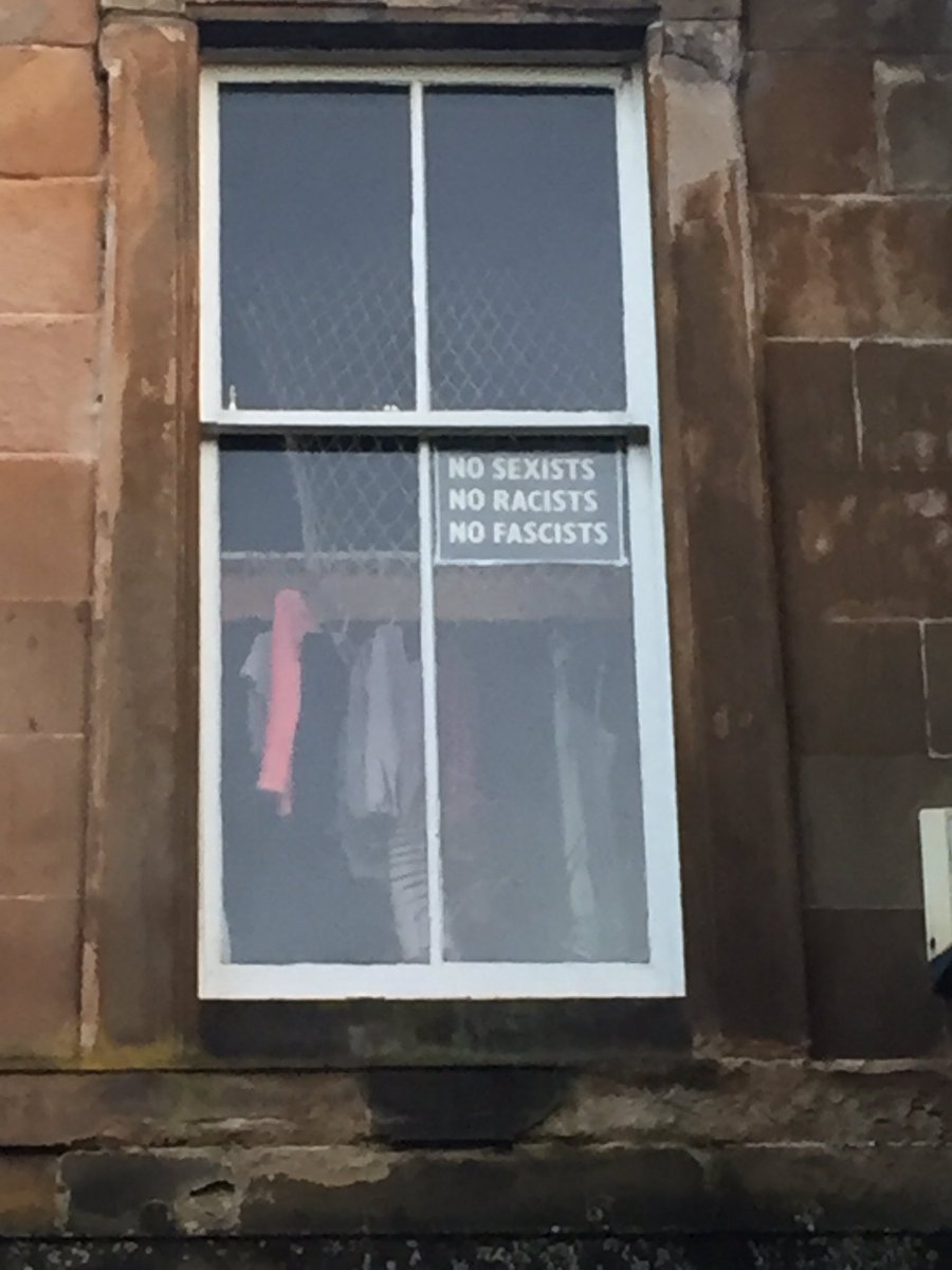 Bungo_StPauli's tweet photo. Glasgow Southside I ❤️ You
#mabit #BLM
#RefugeesWelcome #refuweegee #loveglasgowhateracism #nohumanisillegal https://t.co/h6KBrgEaCz