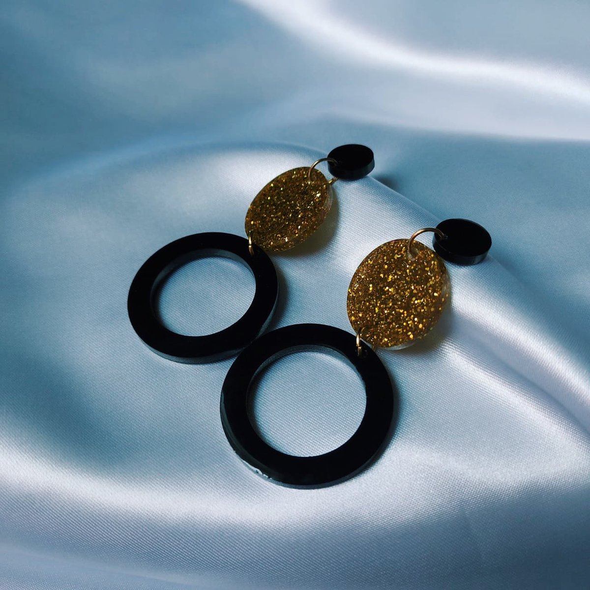 Hola🌟
Ayer empecé con un emprendimiento de accesorios de resina hechos a mano, acá les dejo el insta por si quieren verlo 
Rt porfaaa, me ayudarían mucho🥰