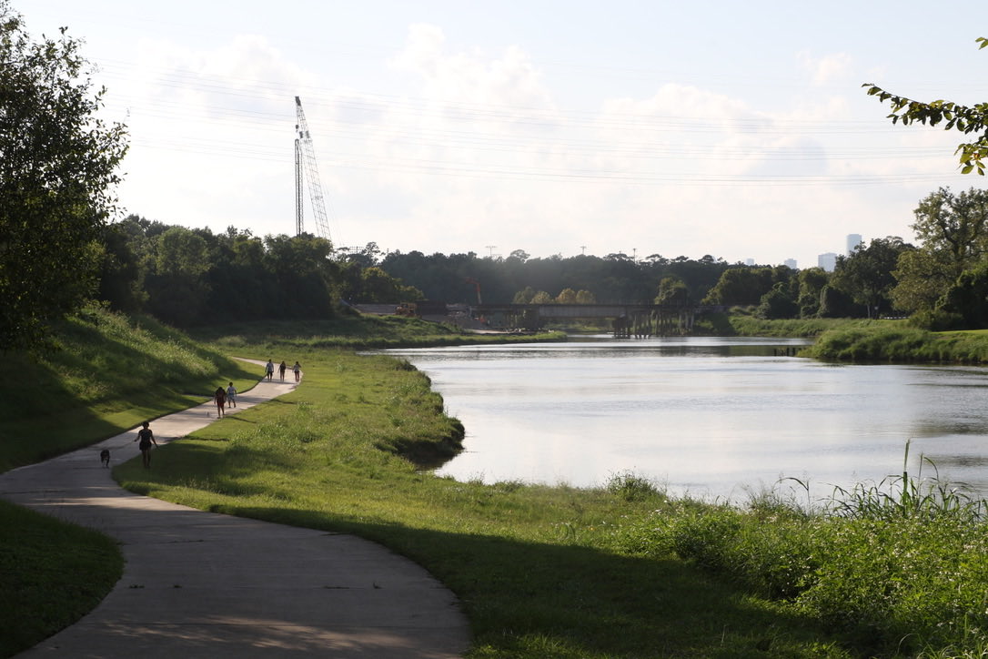 On one side of the Broadway bridge is a beautiful greenway that  @houparksboard is busy connecting all the way to the western reaches of Houston. The bayou flows amongst green banks surrounded by the back yards of the East End.