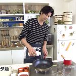 オリーブオイル使い 速水もこみちがオリーブオイルに溺れてるw 話題の画像プラス オリーブオイル使い 速水もこみちがオリーブオイルに溺れてるw 話題の画像プラス
