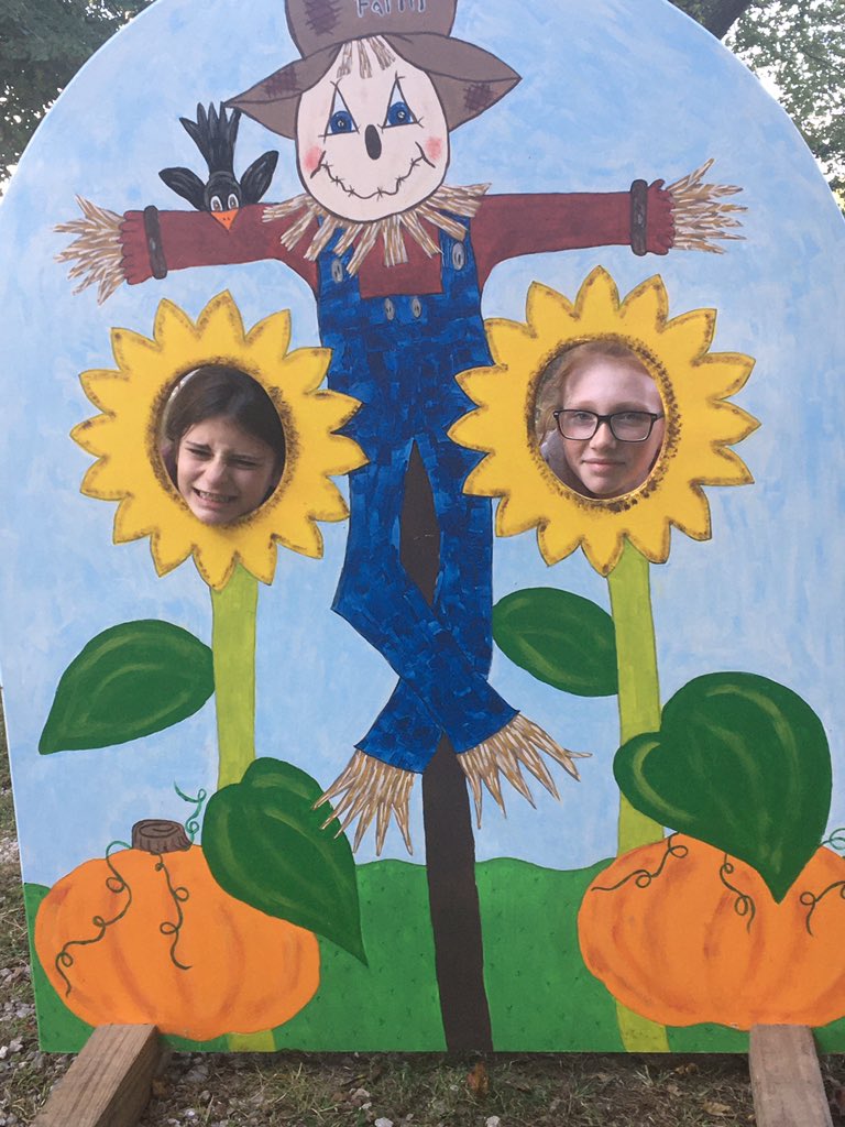 LAFaurot's tweet photo. #Pickinpatch #Marionville #pumpkinfarm #Ozarks https://t.co/pqRcMFPvXf