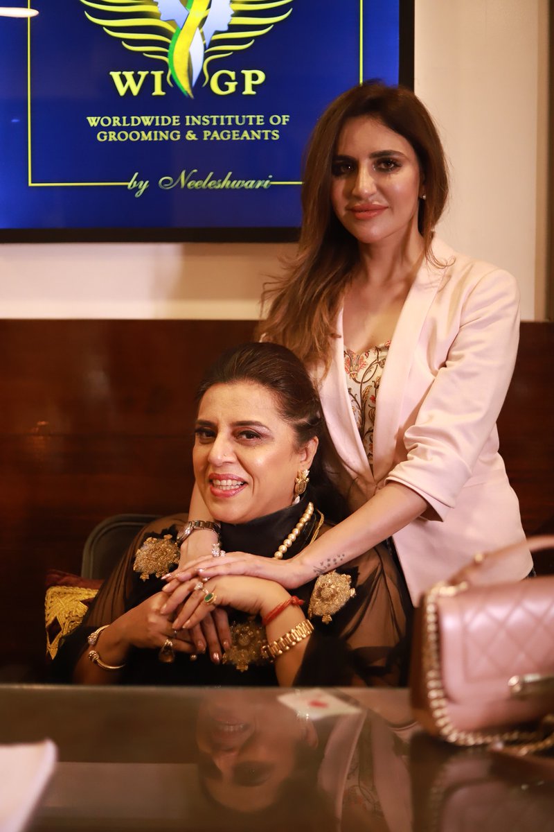 NeeleshwariB's tweet photo. My deep innate instinctive love-full bonding with Beautiful International Queen #rashmisachdeva ...
A wonderful soul with a heart of gold!!
.
.
#WIGP #Miraculooks #WIGPByNeeleshwari #NeeleshwariBasak https://t.co/jn48wWezHB