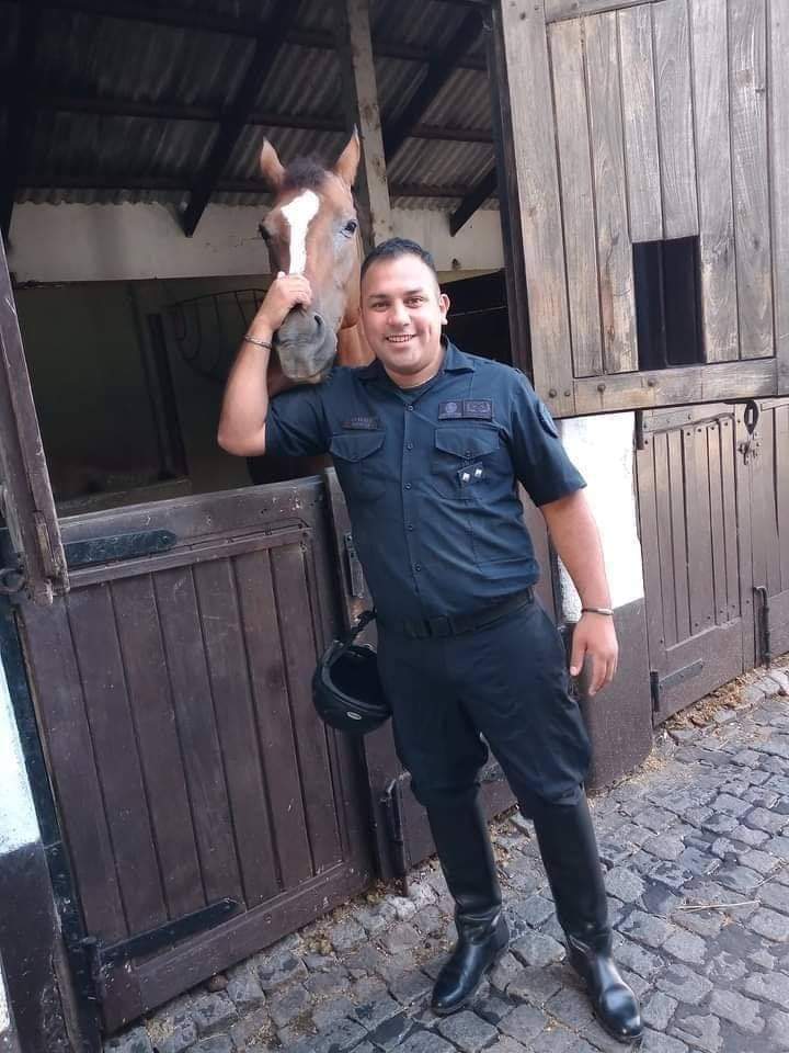 MatiasConVos's tweet photo. Oficial Juan Roldan, caído en cumplimiento del deber defendiendo la vida de ciudadanos que esperan de la policía que los cuide. Si hubiera tenido una #Teiser ahora estaría junto a su mujer y su hijo de 4 años pero hay imbéciles que se oponen. QEPD. @PFAOficial https://t.co/RT3IlaXQAd
