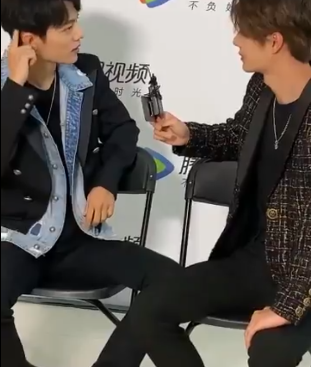 body language is fascinating. the legs can esp be telling of your comfort level with somebody. for one, where your knees point indicate where your interest lies. second, while splaying your legs around somebody denotes trust (see: yibo), an excess of it can be sexual (see: xz) 
