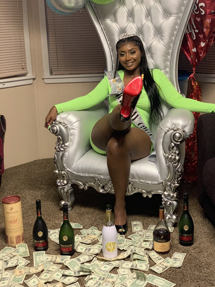 __QueenMarieee's tweet photo. 21🎉💚 https://t.co/uI3aoLFlyC