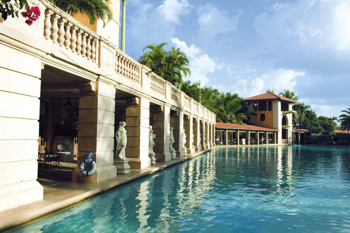 🇺🇸 El distrito de Coral Gables está cerca del aeropuerto y lejos del mar, pero es una de las áreas más bellas de #Miami. Tiene la fisonomía de un pueblo del Mediterráneo, rodeado de vegetación. Excelentes galerías de arte y la Merrick House. Imperdible: el Hotel Biltmore (foto).