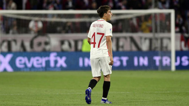 FutbolistasAXEM's tweet photo. VALENTINO FATTORE SCOTTA 🇪🇸 Nieto del “Gringo”, Valentino es una de las grandes promesas de la cantera del #Sevilla, tiene 19 años y es lateral derecho del filial. Debutó en 1ra en el partido homenaje a Antonio Puerta y ya jugó en la Sub 19 🇪🇸. Tiene triple nacionalidad: 🇦🇷🇪🇸🇮🇹 https://t.co/Rjqwi829Zd