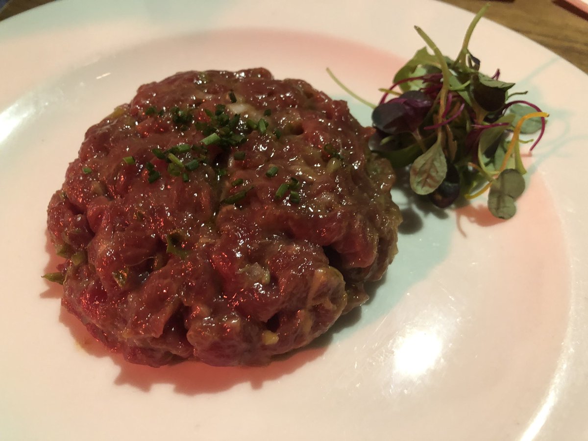 Mantiene su nivel @Taberna_Arzabal. Hoy, muy buena cena en la agradable terraza frente al Retiro. Ahumados caseros de mar y montaña, los primeros boletus con huevo, trilogía de cocochas, steak tartar.