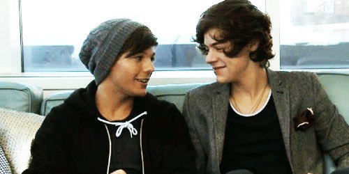 pictures of H*rry and L*uis where someone who doesn’t know them would say they are dating: a thread.