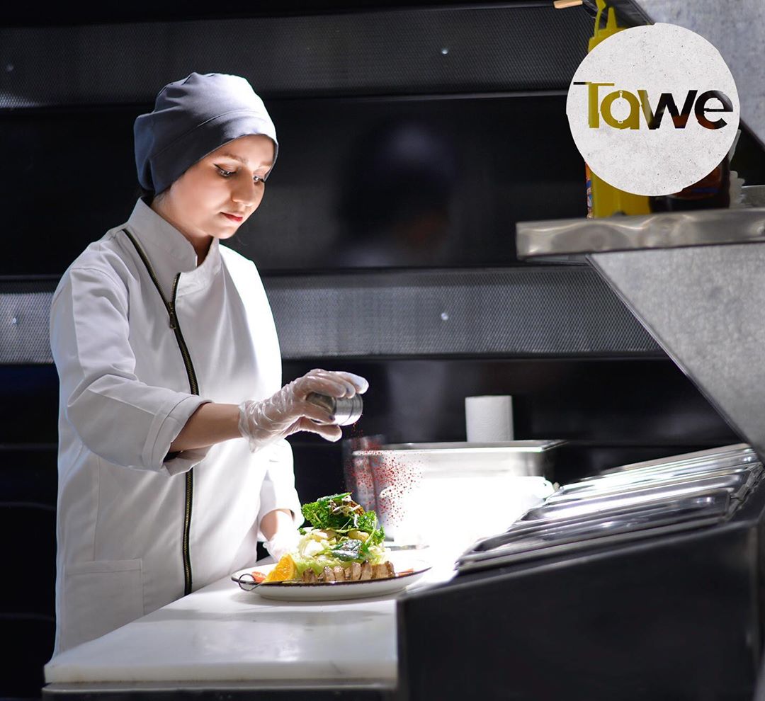 TaweFood's tweet photo. دوستی داشتیم که هر زمان غذا می پخت لذیذ و خوش طعم می شد. ازش می پرسیدیم چجوری همیشه طعم غذاهات عالی می شه؟ یک جمله می گفت:

با عشق براتون می پزم.

تیم تاوه این جمله را الگو قرار داده و هر زمان سفارشی می دید، با عشق براتون پخت و سرو می کنیم.

#تاوه #عشق https://t.co/fcHyybeD8D