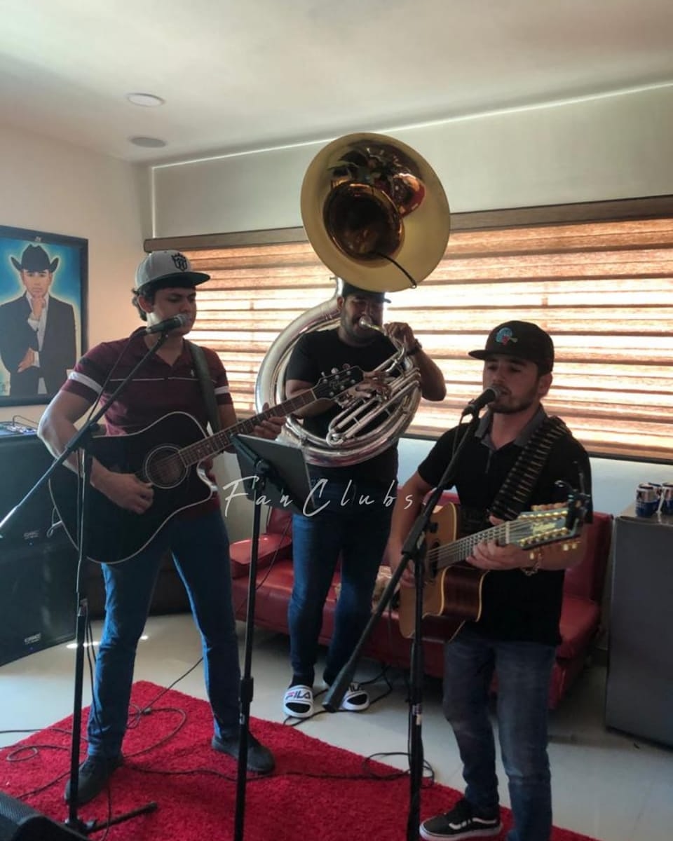 losprimosdejm's tweet photo. Ensayando para lo que se viene proximamente💪🏻
@joseml_oficial💎
#DelRecords🔴 @DelRecords
#SigoSumando💯
#JoseManuel #JMLC
#FanClubsJMLC✨
#TeamPrimosdeJMLC https://t.co/iKdu6hcELX