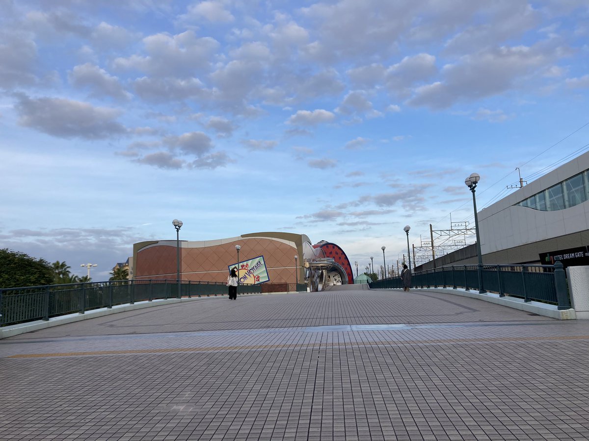 たけ 6 30現在の舞浜駅からディズニーランドのエントランスまで 人はほぼいない 手荷物検査も即完了 ボンボヤージュは誰も並んでない Tdr Now