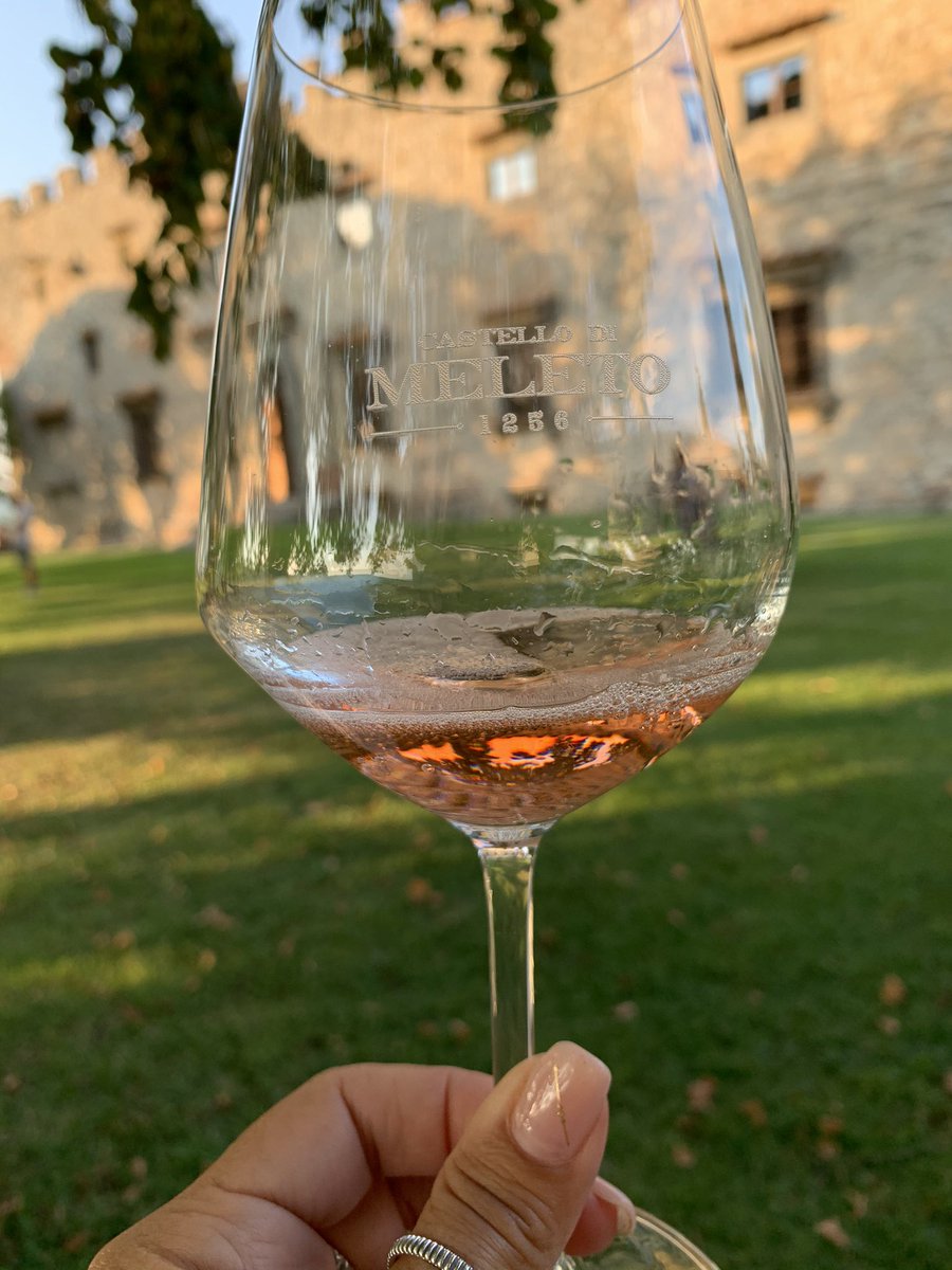 La bontà dei vini di  Castello di Meleto offerti in una degustazione allestita nel giardino del castello con una originale fusione di assaggi e opere dal fascino contemporaneo bianciardimonica.wordpress.com/2020/09/26/nel… <a href="/castellomeleto/">Castello di Meleto</a> <a href="/chianticlassico/">Chianti Classico</a> #wineries #winestory