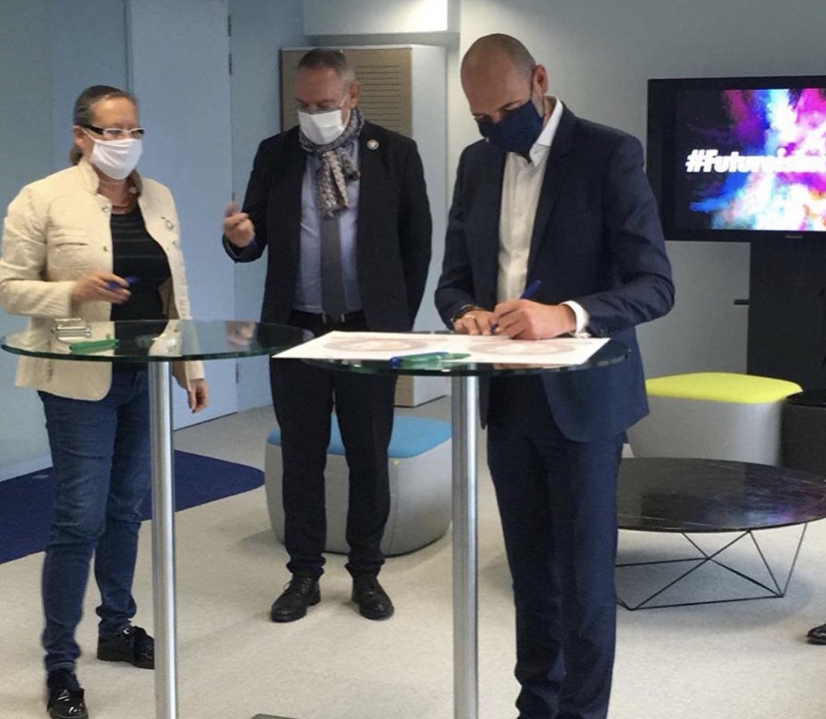 lgeoffro's tweet photo. Je suis très fier d’avoir signé la Charte LGBT+ avec l’association L'@AutreCercle ! Grâce à cette signature, nous nous engageons concrètement pour lutter contre les discriminations et favoriser la #diversité. #FutureIsInclusive https://t.co/JiPeNcxoKA