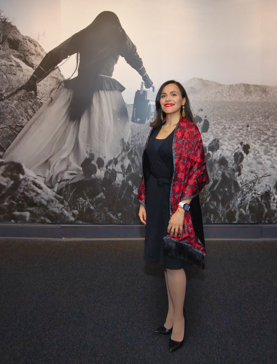 EmbamexEUA's tweet photo. 🎉🇲🇽 Para continuar con el #RetoMesPatrio, #mujeres de la @EmbamexEUA nos comparten 📸s en donde portan con orgullo en Washington, D.C. prendas con motivos mexicanos, tanto en el museo @WomenInTheArts como en fiestas patrias de años previos.

#ArtesaníasMexicanas
#VivaMéxico https://t.co/WovN8KZSHf