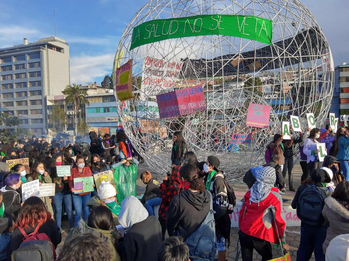 VerdeJupiter's tweet photo. #Ahora Mujeres y colectivos feministas en el Arbolito. Su rechazo frente a un #CodigodeSalud vetado por el ejecutivo.
#28Sep
#AbortoLegal https://t.co/bSoWv4xSv0