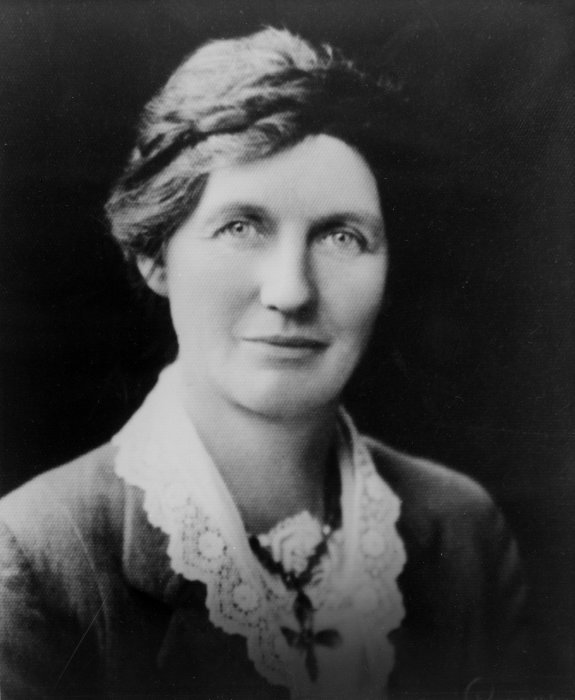 When Elizabeth McCombs was elected as NZ's first woman MP in 1933, The Press asked if she'd wear a hat in the House – as Lady Astor had done when she took her seat in  @HouseofCommons – but McCombs said she never wore one at local body meetings, and wouldn't in Parliament. [9/]