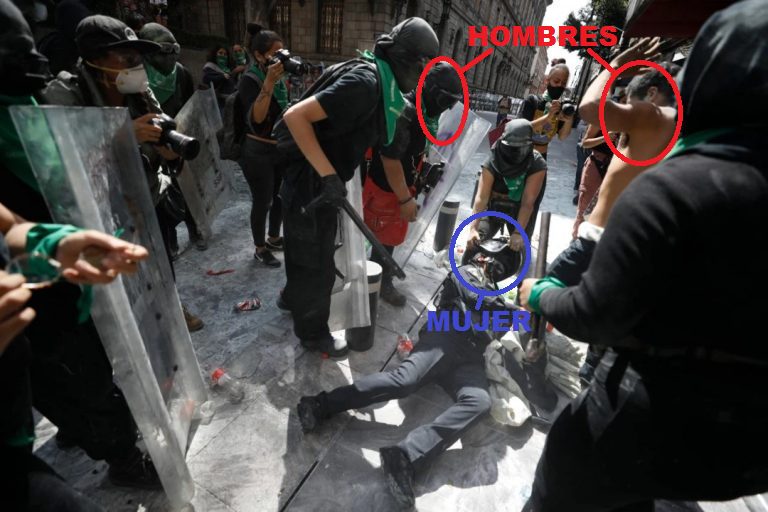 SoyGeorgeMx's tweet image. #Foto 2 "hombres" y varias anarquistas pegandole a una mujer policía.
P.D. Avisenle a las Fake-#Feministas, que el #Aborto es legal, libre y gratuito en la CDMX desde hace más de 12 años. Que vayan a los estados donde no lo es. Gracias!