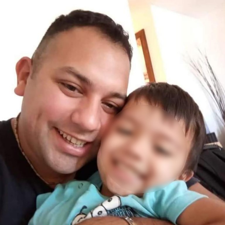 El era el policía asesinado en Palermo.
Su nombre era Juan Pablo Roldan tenía 34 años y un nene de 4 años.
Asi destruyen la familia estas bestias.
Mucha fuerza a su familia!
#JusticiaParaJuanPablo