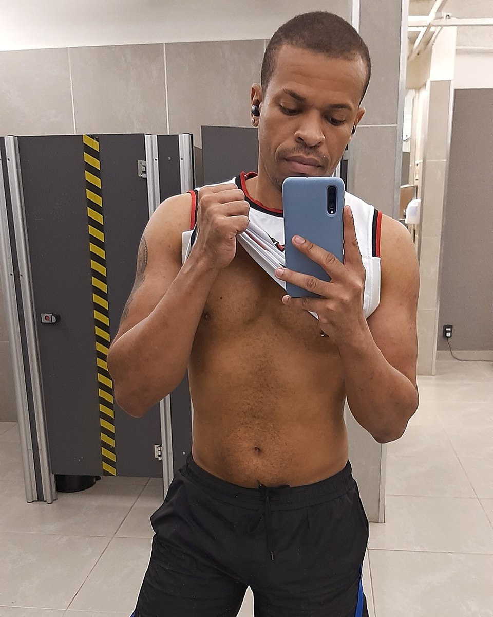 GuihMenegatti's tweet photo. Aquele 🍪 no espelho 🤭
.
.
Torcendo para ninguém entrar
.
.
.
#Retrato #PhotoNaAcademia #Confere #EsmagaQueCresce #XôFrango #VidaSaudavel #SmartFit2020 #GarotoSmartFit #NegrosLindos #NegroRJ #GarotoRJ #MeninoDoRJ #BoyRJ #Brasil #RioDeJaneiro #RJ #Errojota #Laranjeiras https://t.co/jIOfDJDvOR