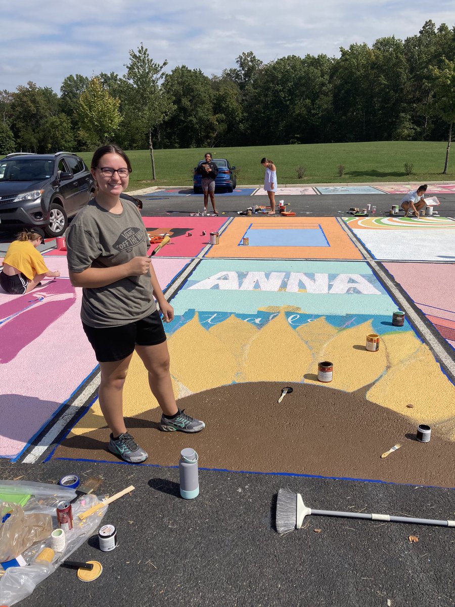 SolomonTWright1's tweet photo. Student parking Lot looking Sweet! JCHS Seniors showcase their creative and artistic talents. @TysonPrincipal @AlyciaHakes @Tara_Woolever @Mel_Sargeant @ChampeTweets #JCHSMagic https://t.co/SeoBixZbeL