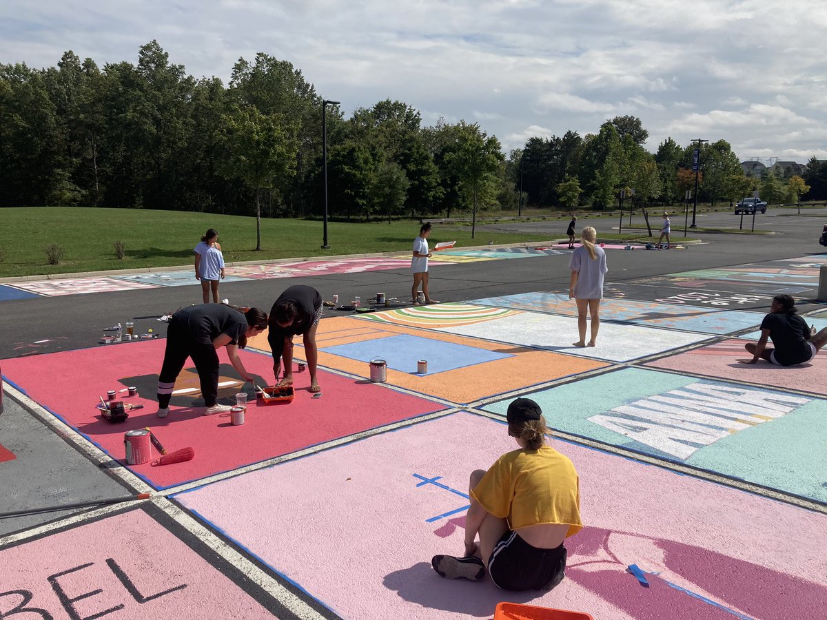 SolomonTWright1's tweet photo. Student parking Lot looking Sweet! JCHS Seniors showcase their creative and artistic talents. @TysonPrincipal @AlyciaHakes @Tara_Woolever @Mel_Sargeant @ChampeTweets #JCHSMagic https://t.co/SeoBixZbeL