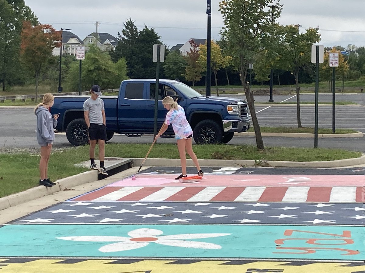 SolomonTWright1's tweet photo. Student parking Lot looking Sweet! JCHS Seniors showcase their creative and artistic talents. @TysonPrincipal @AlyciaHakes @Tara_Woolever @Mel_Sargeant @ChampeTweets #JCHSMagic https://t.co/SeoBixZbeL