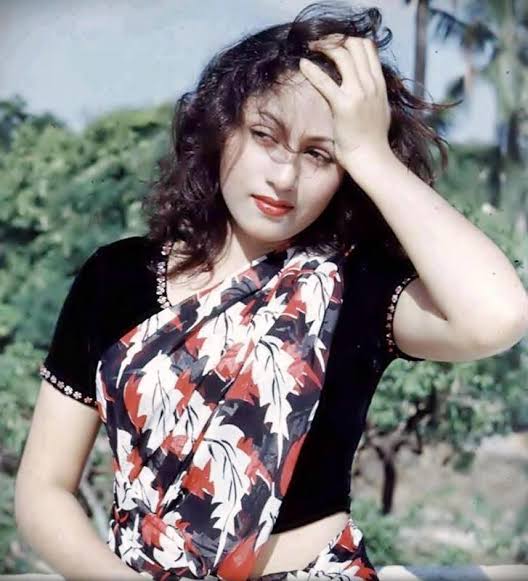 fotographerdude's tweet photo. Saw somewhere a post about actress Madhubala and searched over internet.
MAN-O-MAN, she was a goddess of beauty.
#PostOfAppreciation https://t.co/Mh2jPpBWJO