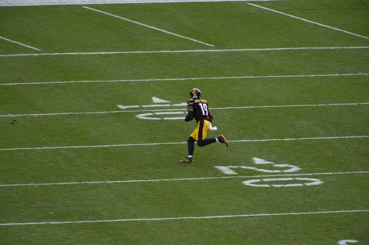 TeamJuJu's tweet image. Social Distancing 🤧