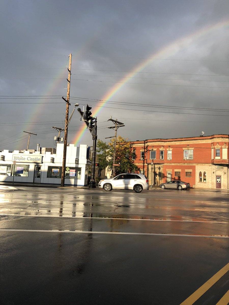 thanksformutton's tweet photo. Case of gold at the end of a double rainbow @WhiteCastle #tooblessed https://t.co/Uf4fd8Rm50