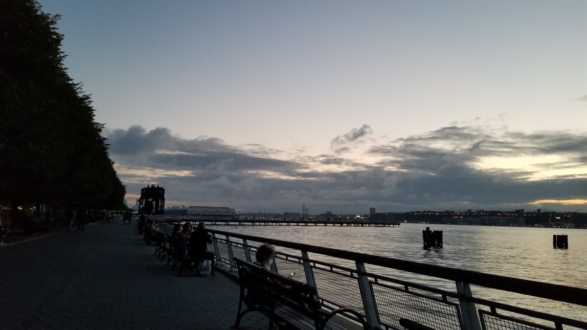 positively_kate's tweet photo. Last night in #Manhattan...
#skies #sunset #prettymoments #nycskies #nycliving #fall #walk https://t.co/WOHyfSIGXM