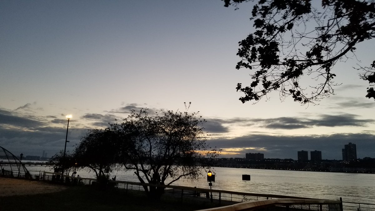 positively_kate's tweet photo. Last night in #Manhattan...
#skies #sunset #prettymoments #nycskies #nycliving #fall #walk https://t.co/WOHyfSIGXM