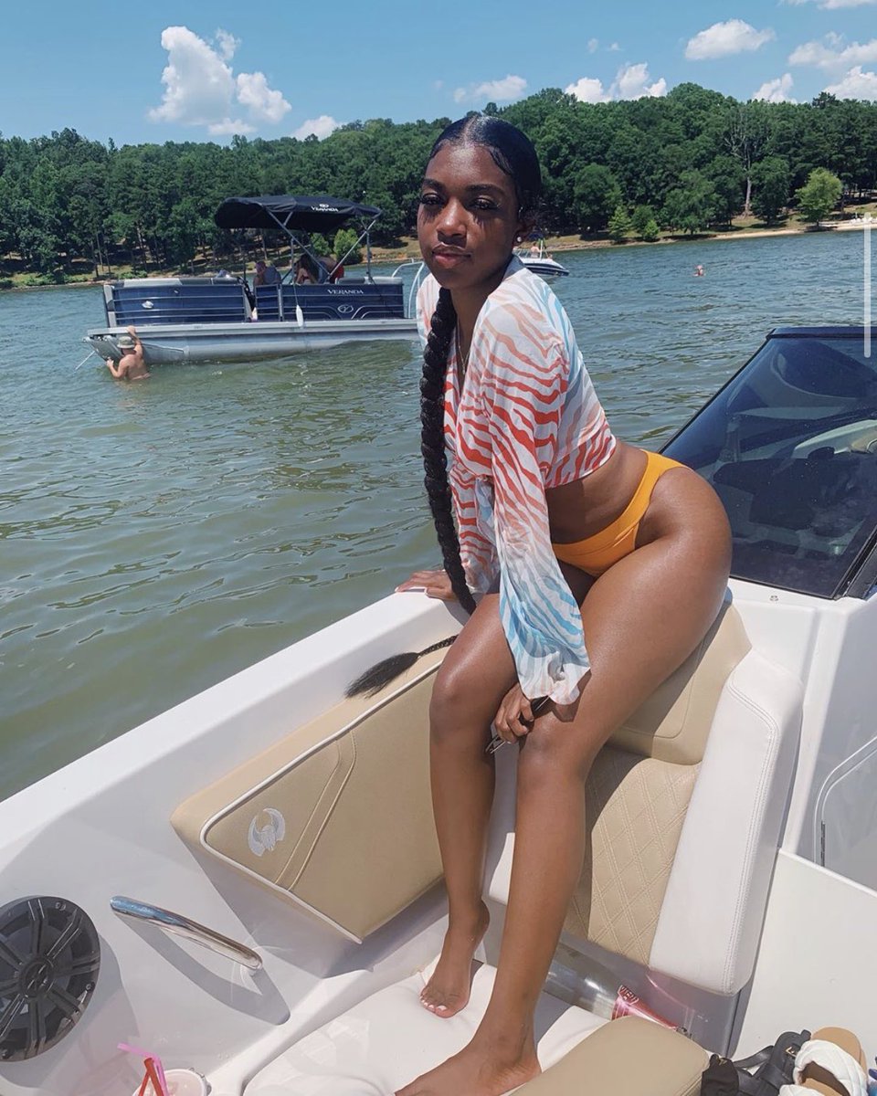 JaylaaaaJ's tweet photo. barely flex but don’t play with me PERIOD 💋 https://t.co/J9iom8pFJE