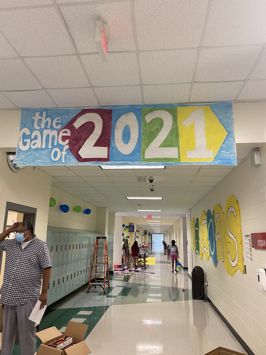 sphs__stuco's tweet photo. We’re READY for students to enter the POINTE! It’s HOMECOMING 2020! The building is decorated, and we’re ready for some fun, the STALLION WAY! 🐎 🔥 
WEAR NEON TOMORROW!!! #SPHSUpNext! 
@SPHSstallions @SPHSBoosters @MorningSpin @SPHSCheer2020 https://t.co/4vQMSwYfSK