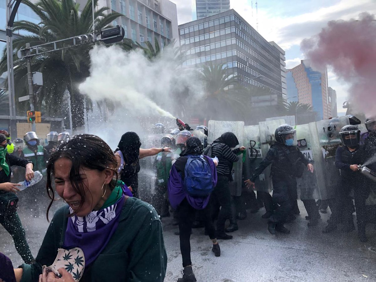 VioletaRadiOnL's tweet photo. #RetirenALaPolicia #28S #AbortoLegalYA 
⚠️📣En la CDMX se registró el uso excesivo de las fuerza policial contra las mujeres que salieron a marchar como parte del Día de Acción Global por el Aborto Legal y Seguro. ✊ 📸 Angélica Jocelyn Soto Espinosa. https://t.co/zJUUdgNX3X