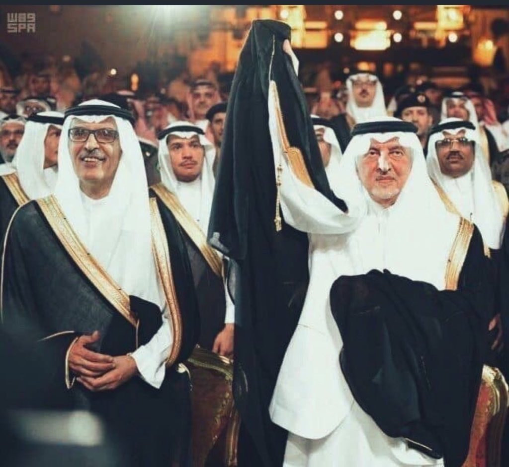khalidm122's tweet photo. يقول خالد الفيصل:
المشكله لاتعاندت انا وياه 
قلبي وهو قلبي يوقف بصفه.

ويقول بدر بن عبدالمحسن:
لو جيت اعاتبك دخيلك لاتناظ��ني
اخاف انسى العتب واغازل عيونك! https://t.co/KD7run5PLz