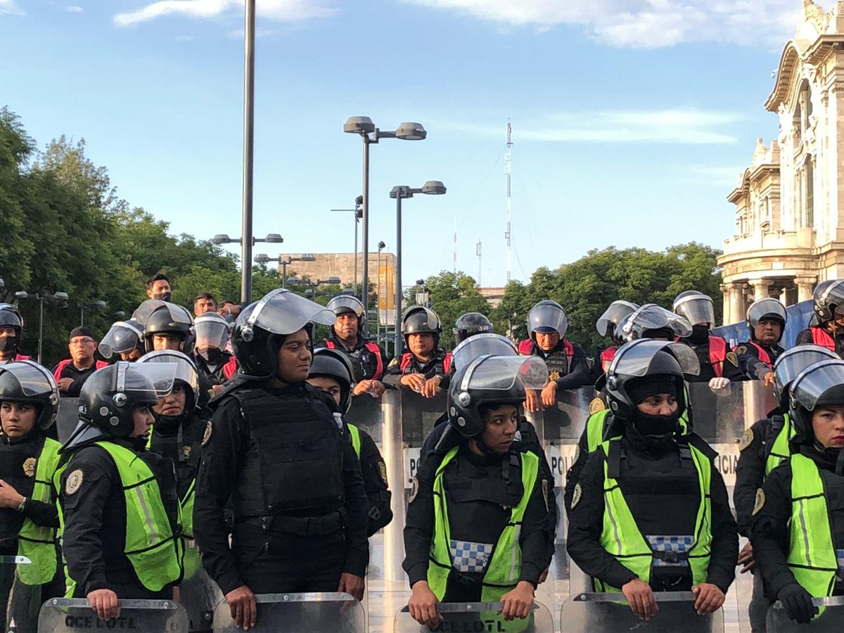 A la altura de la Antimonumenta, las manifestantes nuevamente se encuentran "encapsuladas" por elementos de la policía capitalina.Lee más:  https://www.animalpolitico.com/2020/09/policias-feministas-se-enfrentan-marcha-zocalo/