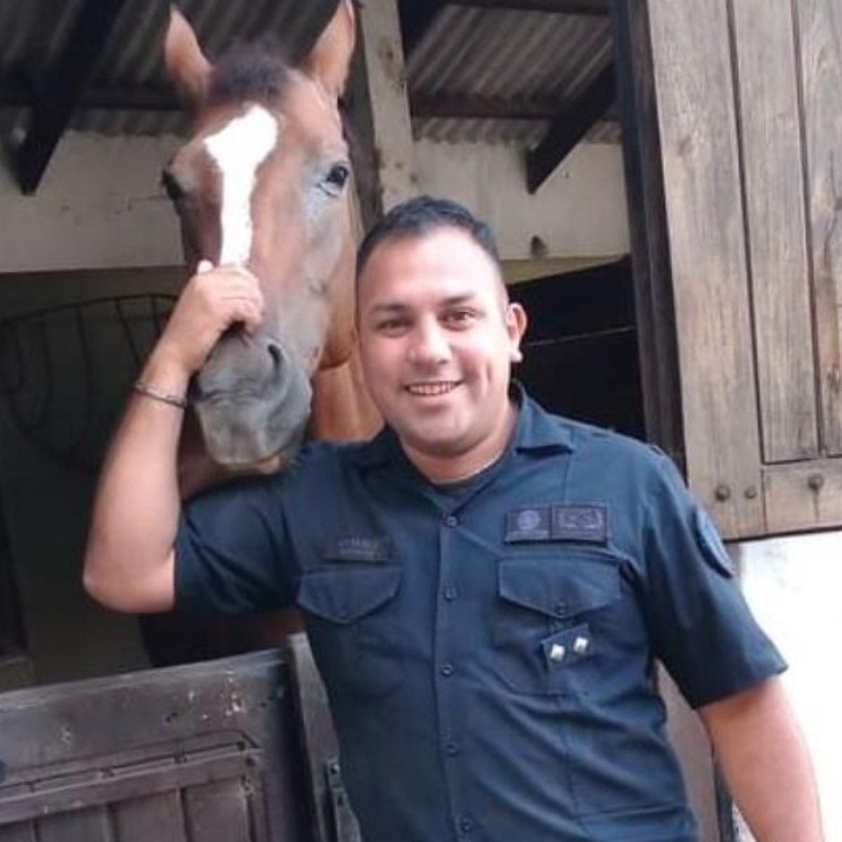 El asesinato de Juan Roldán un policía desprotegido x el Estado, no puede quedar impune. No pueden seguir muriendo policías xq la ministra Frederic y su gobierno no los cuidan. 33 años y un hijo huérfano desde hoy, basta de improvisados en Seguridad!