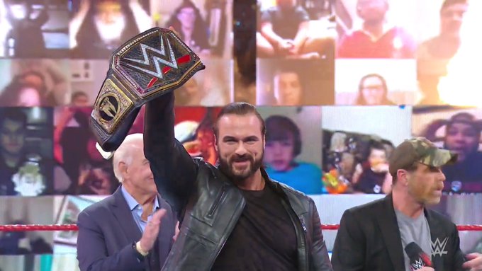 El campeón celebrando en Monday Night Raw.