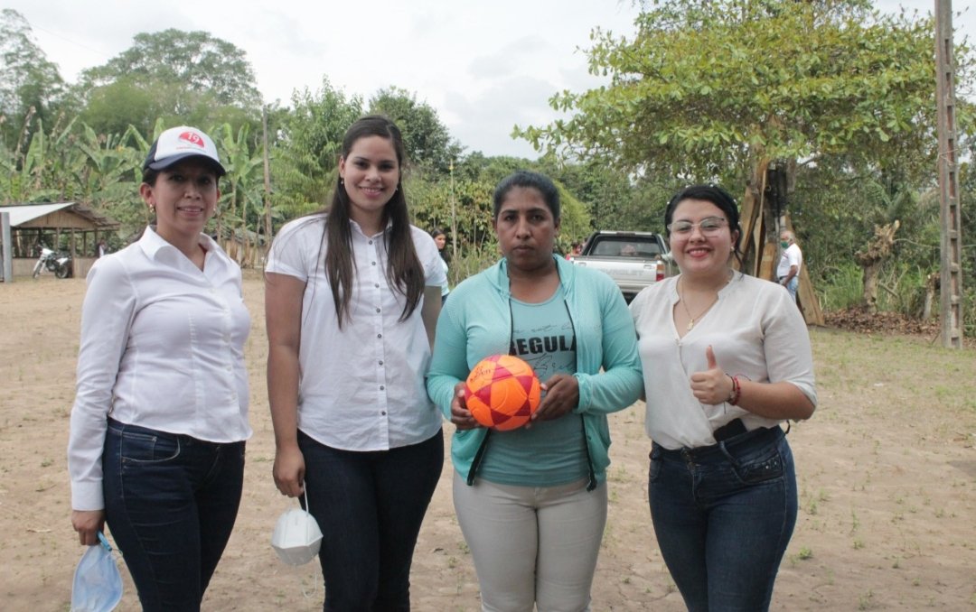 manabi_union's tweet photo. Entrega de implementos deportivos en la comunidad La Victoria con el fin de incentivar el deporte a nuestros jóvenes Manabitas.
#SoloUnidosSomosMás
#UnionEcuatoriana #Listas19 #JustoLoQueNecesitamos
#SeguimosCreciendo #TerceraVia #LaOpcióndeTodoManabi
#LaOpcióndeTodoEcuador https://t.co/qzXvbF8IiD
