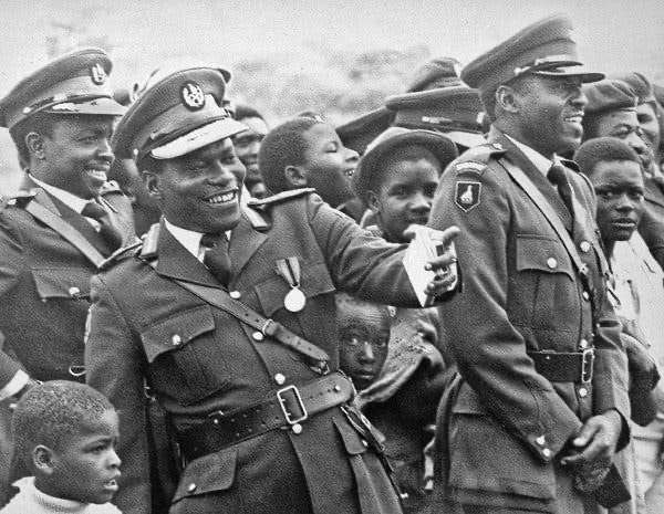 LEST WE FORGET: Do you recognize the young man behind General Mujuru?? That’s Cde Paradzai Zimondi in his youthful days!!! Recently retired as Commissioner General of Prisons and Correctional Services.